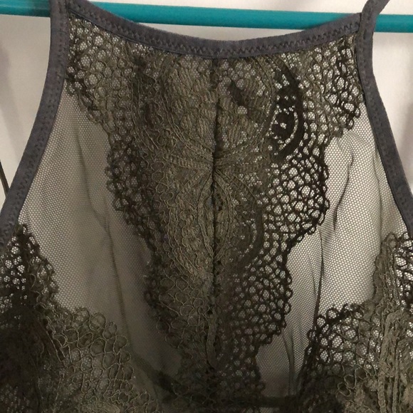 Victoria’s Secret lacy high neck bralette size M - Picture 2 of 7